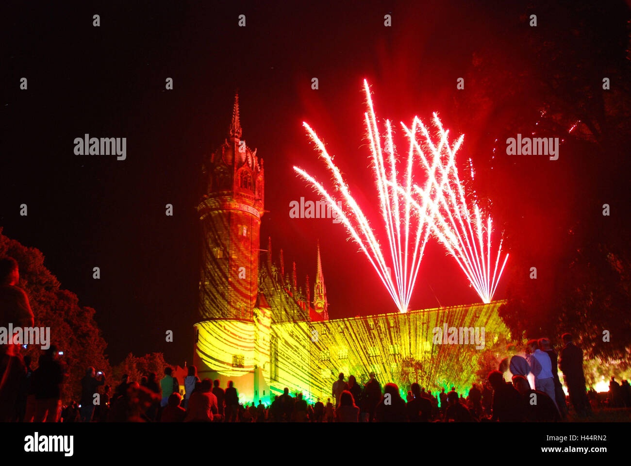 Germania, Sassonia-Anhalt, Lutherstadt Wittenberg, marketplace, esperienza di notte, chiesa del castello, torre di castello, illuminateds, fuochi d'artificio, Foto Stock