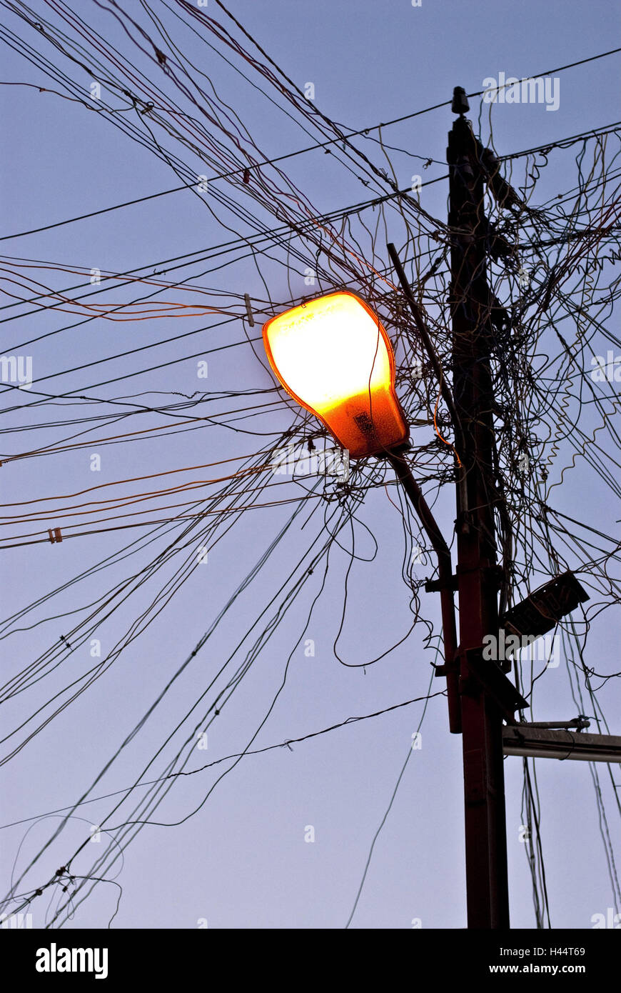 Elettricità, fornitura di energia elettrica, luci di strada, crepuscolo, Foto Stock