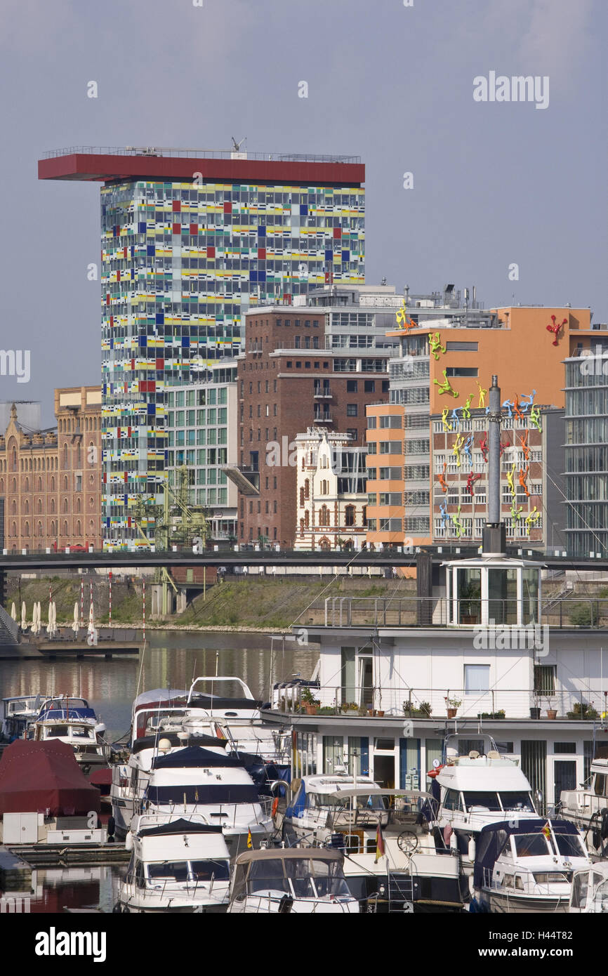 Media Harbour, stivali, yacht, edifici per uffici, Dusseldorf, Renania settentrionale-Vestfalia, Germania, Foto Stock