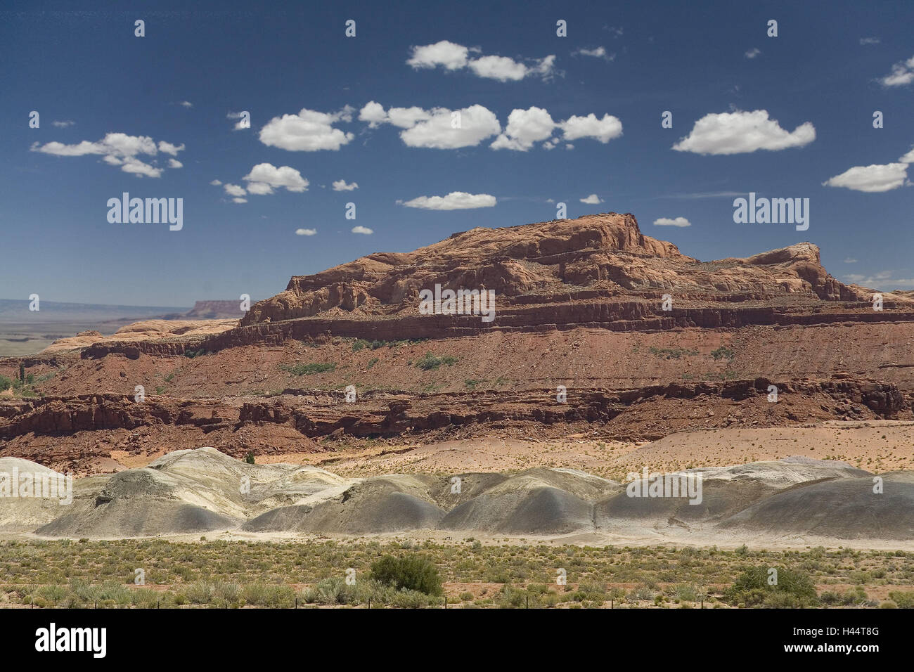 Gli Stati Uniti, Arizona, rock, Nord America, hill, formazione di bile, rosso, Sand Hill, grigio, erba steppe, cielo blu, nuvole, nessuno, Foto Stock