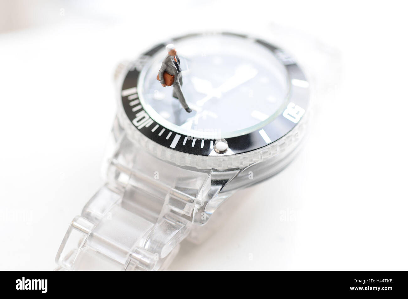 Orologio, figura l'imprenditore, modello figura, ventiquattrore go, concezione, tempo, orologio in plastica, mano, foglie di cifre, la velocità, la fretta, imprenditore, business, Foto Stock