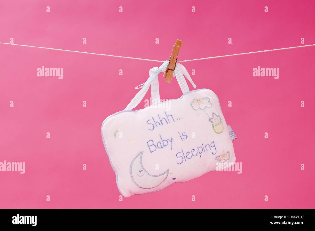 Sostanza cuscini, etichetta, stendibiancheria, hang, sfondo rosa, Foto Stock