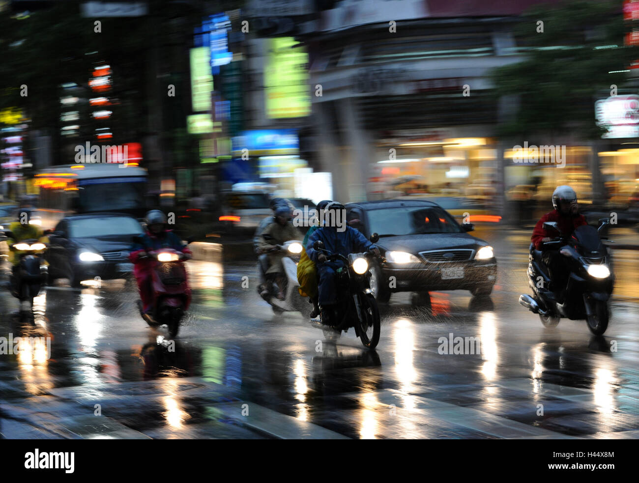 Scena di strada, automobili, motocicli, pioggia durante la notte, Taipeh, Taiwan Foto Stock