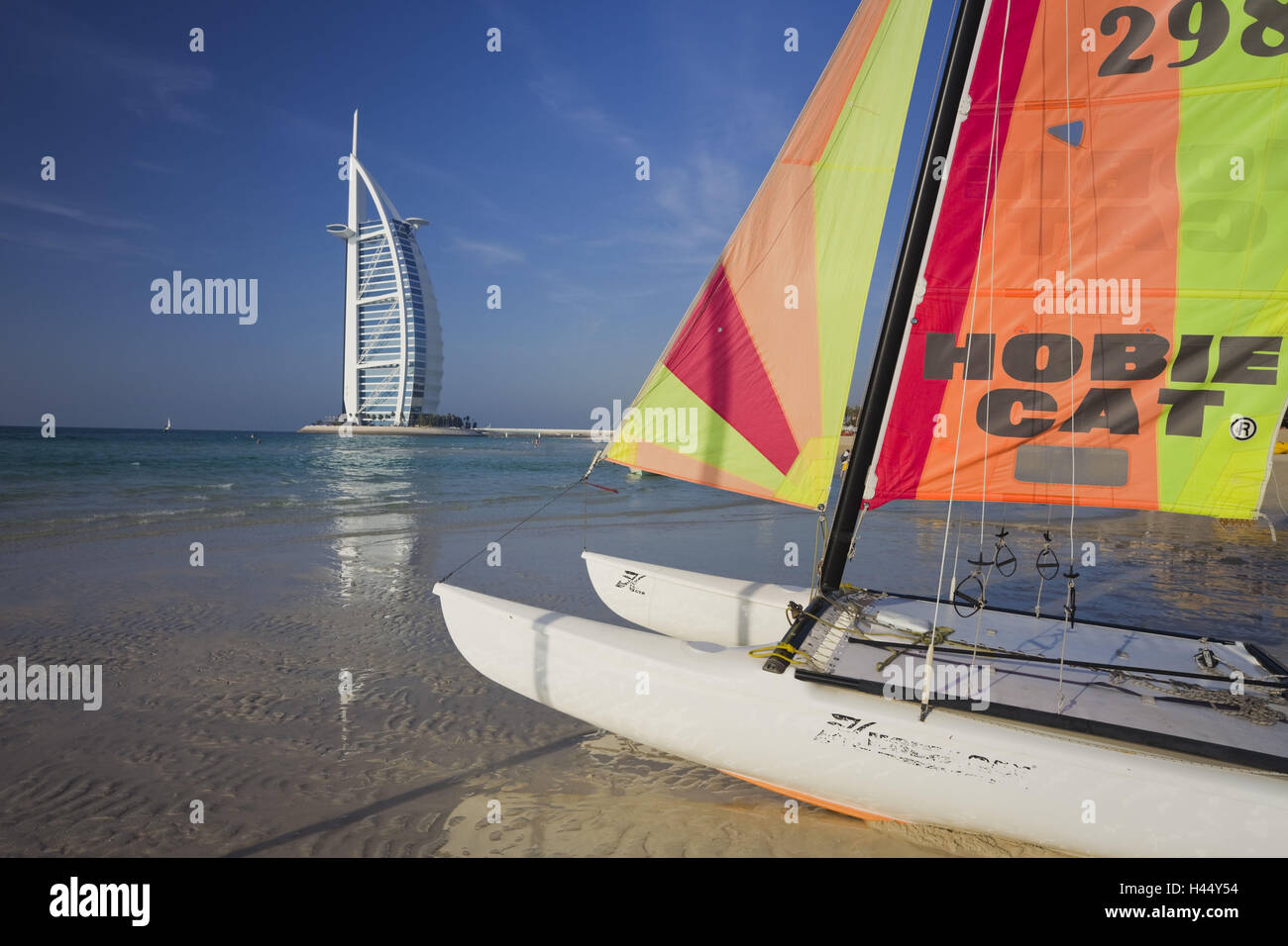 Emirati Arabi Uniti Dubai Burj Al Arab Jumeirah Beach, spiaggia, catamarano, Foto Stock