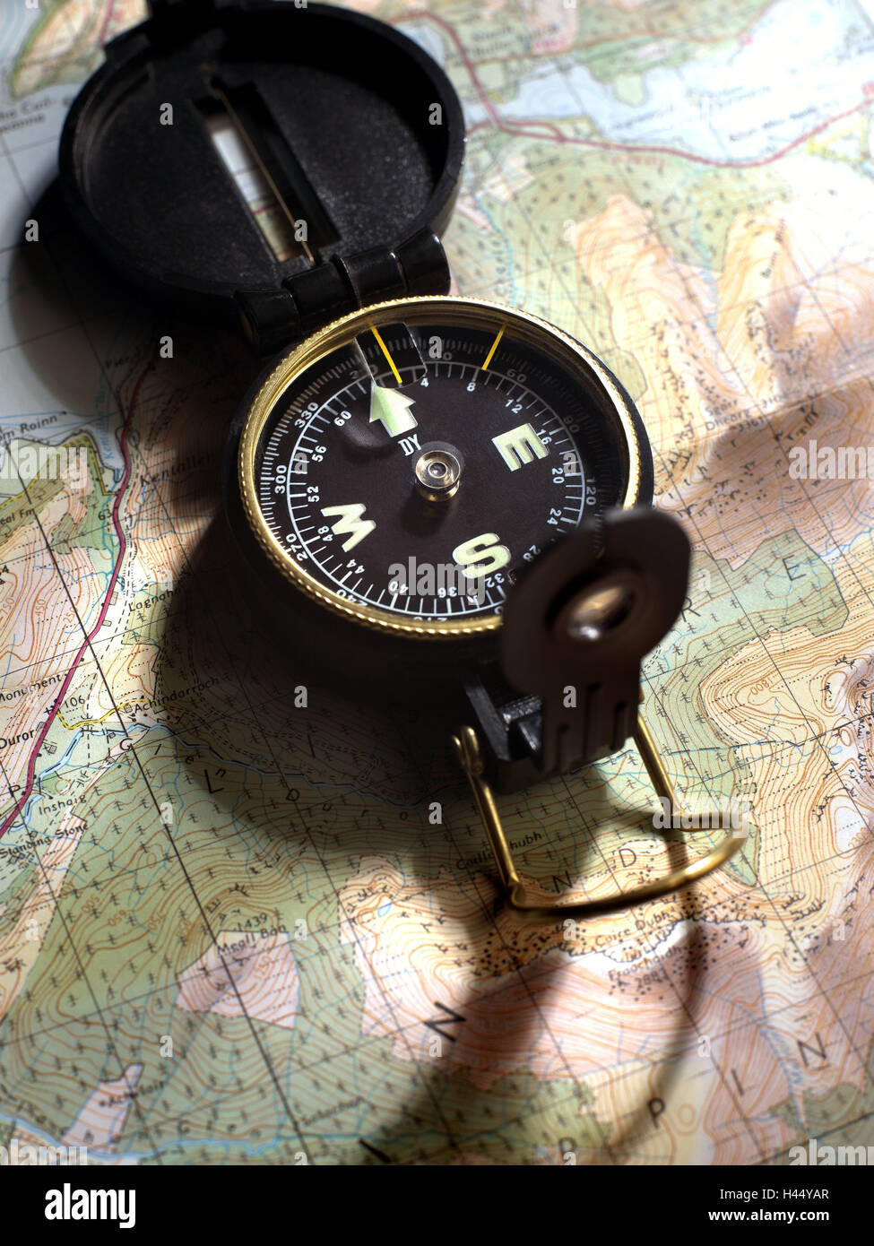 Mappa, Bussola, carta, cuscinetto bussola, la bussola cuscinetto, indicazioni, locale, regolamento, navigazione, orientamento, aiuto, guida viaggi, est, sud, ovest, nord, est, sud, ovest, nord, freccia, puntatore, ombra, Foto Stock