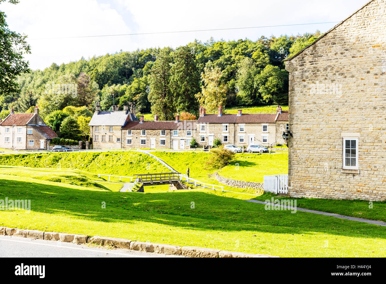 Hutton-le-Hole Village North Yorkshire Regno Unito Inghilterra Hutton Le Hole Village North Yorkshire Regno Unito Inghilterra case ponte valle GB Yorks Foto Stock