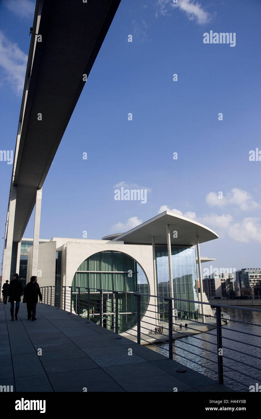 Germania, Berlino, il Bundestag, Marie-Elisabeth-Lüders-Haus, sul fiume Spree, ponte pedonale, l'Europa, la città capitale, luogo di interesse, Spree bow, quartiere governativo, shipwright il terrapieno, bridge, architettura, edilizia, Lüdersblock, cemento esposte, rotunda, il Parlamento library, libreria, persona, esterno, Foto Stock