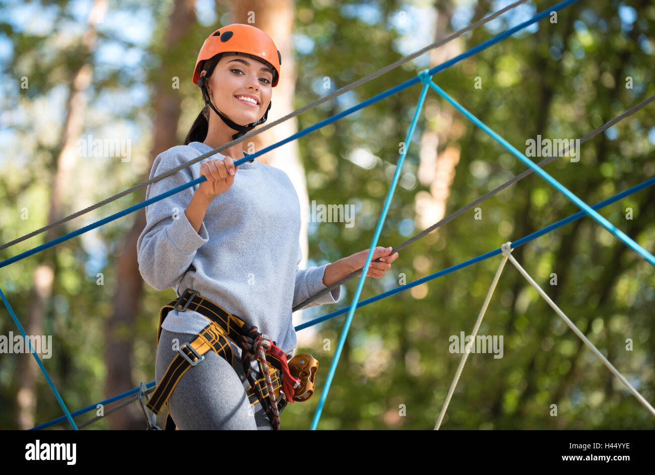 Piacevole guardando bene donna prendendo piacere in attività di arrampicata Foto Stock