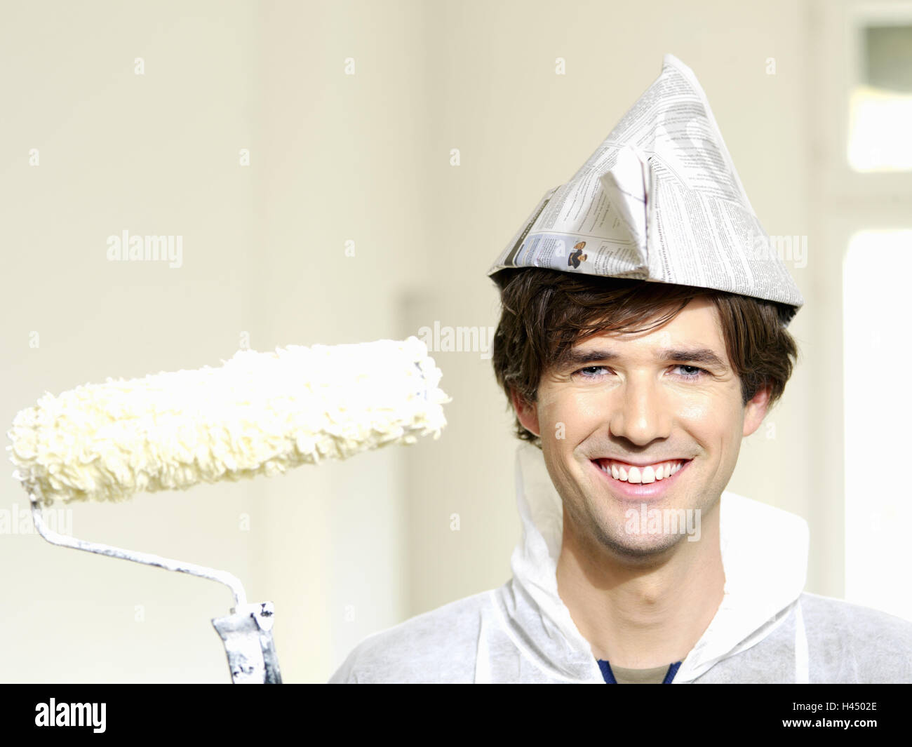 L'uomo, sorriso giovani, pittore globale della carta, cappello, ruolo del  colore, felice, ritratto, appartamento, camera, cambio piatto, processione,  trattino, esodo, immettere, striscia, rinnovo, lavoro, nuovo start,  immobili residenziali, freehold 