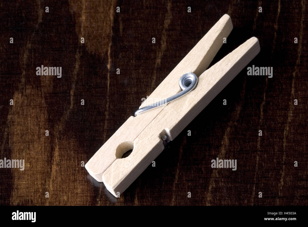 Superficie di legno, vestiti pin,, legno vestiti pin, legno vestiti pin, morsetto di legno, legno, simbolo, servizio lavanderia, riaggancia, pulisce, washday, domestico, concetto, montaggio, fortificazione, fissazione, funzione, semplicità, semplicemente, funzionalità, tranquillamente la vita, fatto reception, Foto Stock