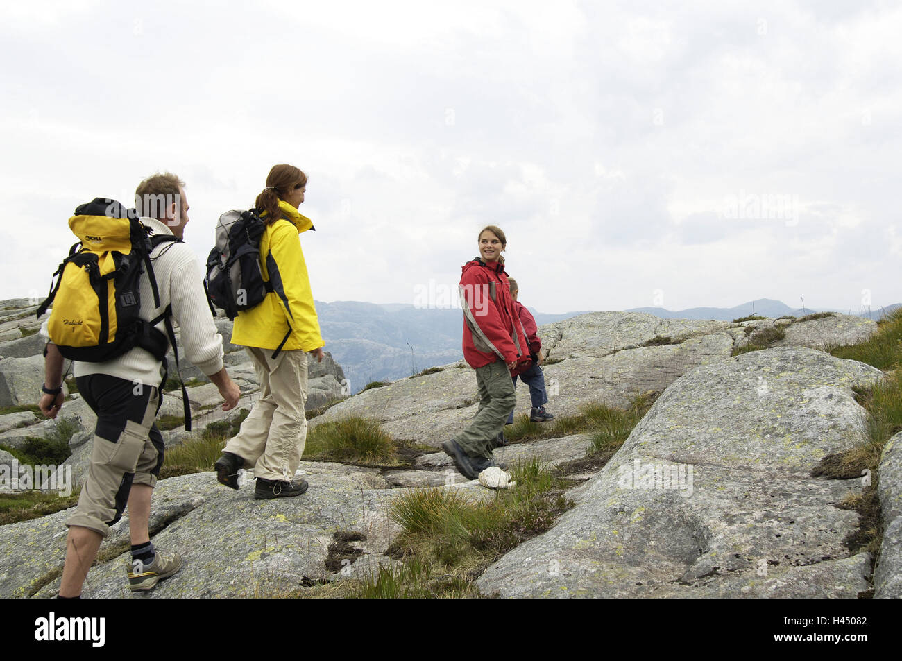 Montagne, famiglia, escursione, serie, persone, genitori, figli, due, ragazza, boy, mountain-escursionismo, attività, movimento, spirito d avventura, felicemente, gioia, insieme, tempo libero, vacanze, viaggi-vacanza, famiglia-vacanza, famiglia-fortuna, famiglia-vita, famiglia-trip, Foto Stock