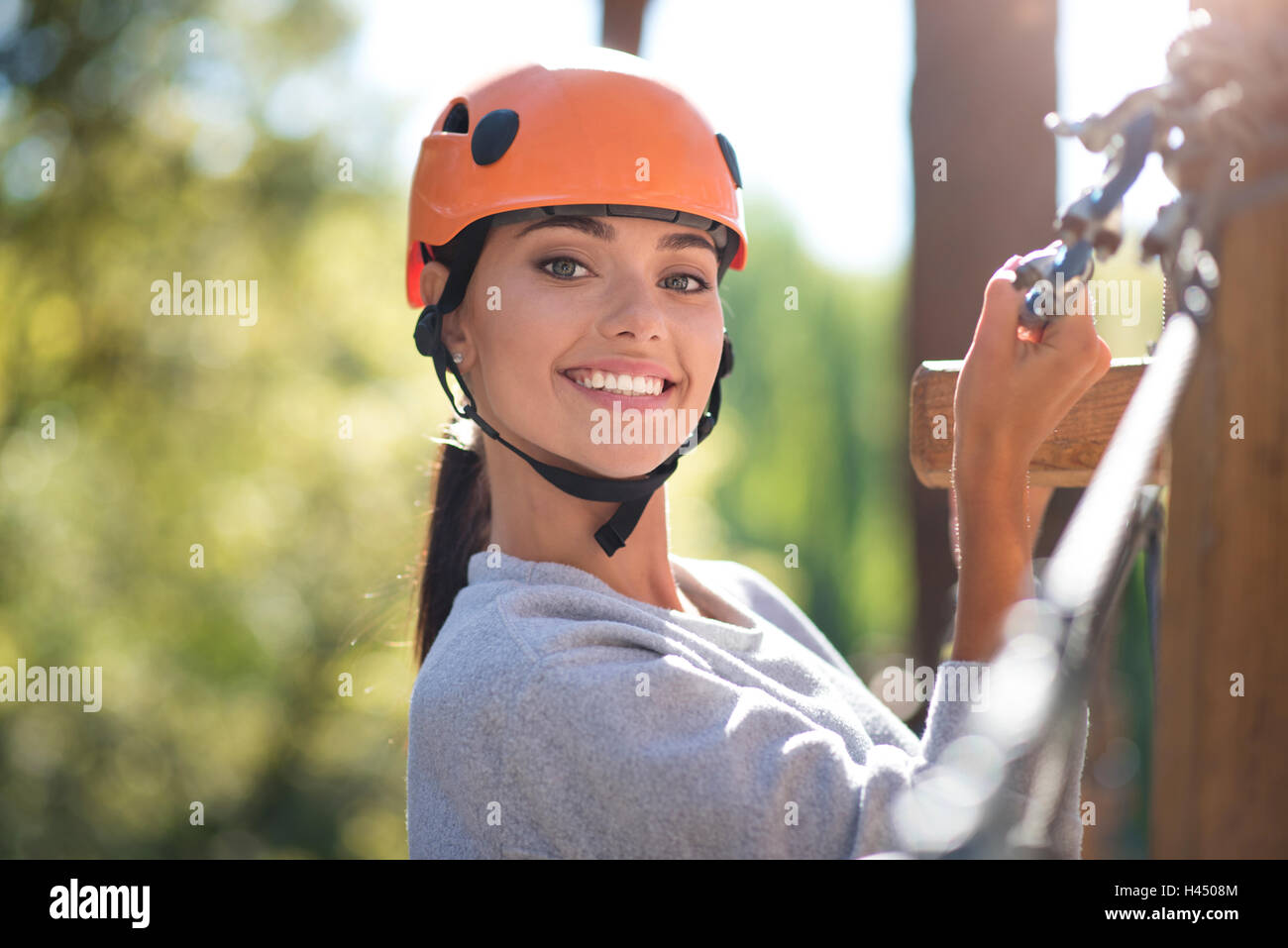 Allegro bella donna sorridente Foto Stock