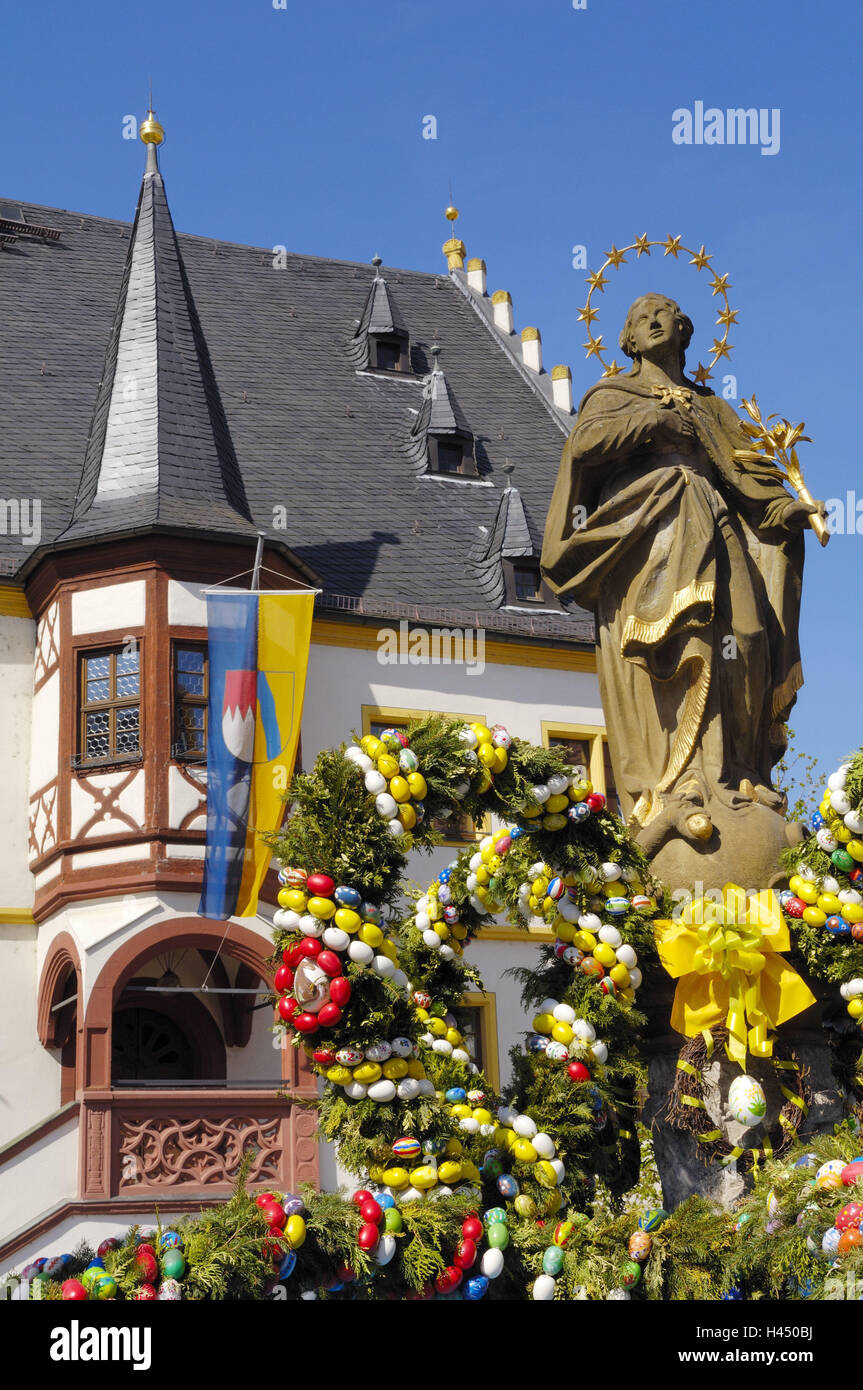 In Germania, in Baviera, Bassa Franconia, Volkach (paese) presso le principali, municipio statua, Pasqua, gioielli di uovo, dettaglio, la costruzione di uffici, stile architettonico, struttura, tradizioni, bene, bene il carattere, la molla, decorata, storicamente il bene culturale, Madonna, Madonnenbrunnen (fontana), Marien della statua, mercato, Pasqua, Pasqua gioielli, Pasqua personalizzato, Rinascimento, luogo di interesse, bandiera, Foto Stock