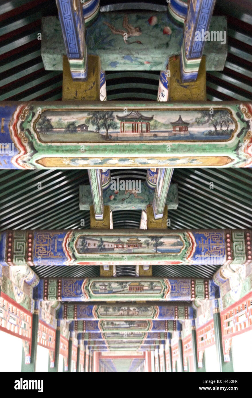 Cina, Pechino, il Summer Palace, lungo colonnato, lavori in legno dipinto, dettaglio Foto Stock