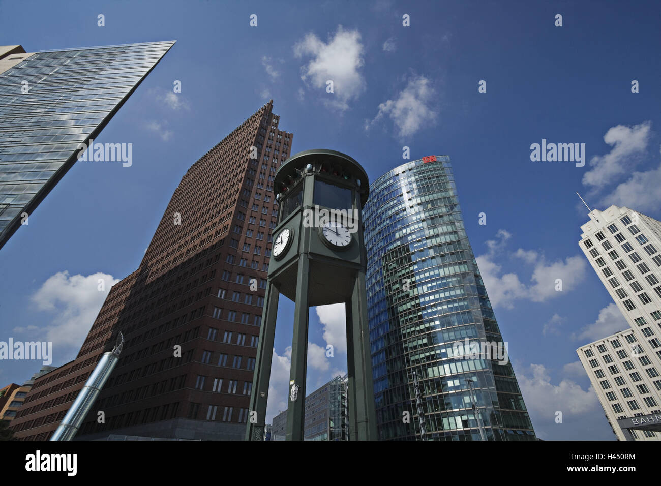 Germania, Berlino Potsdamer Platz (quadrato), alta sorge, clock tower, prospettiva, città, capitale, architettura, costruzione, la costruzione di uffici, torre, orologio, sky, edifici per uffici, Kollhoffgebäude, Ferrovie tedesche Tower, nuvole, Foto Stock