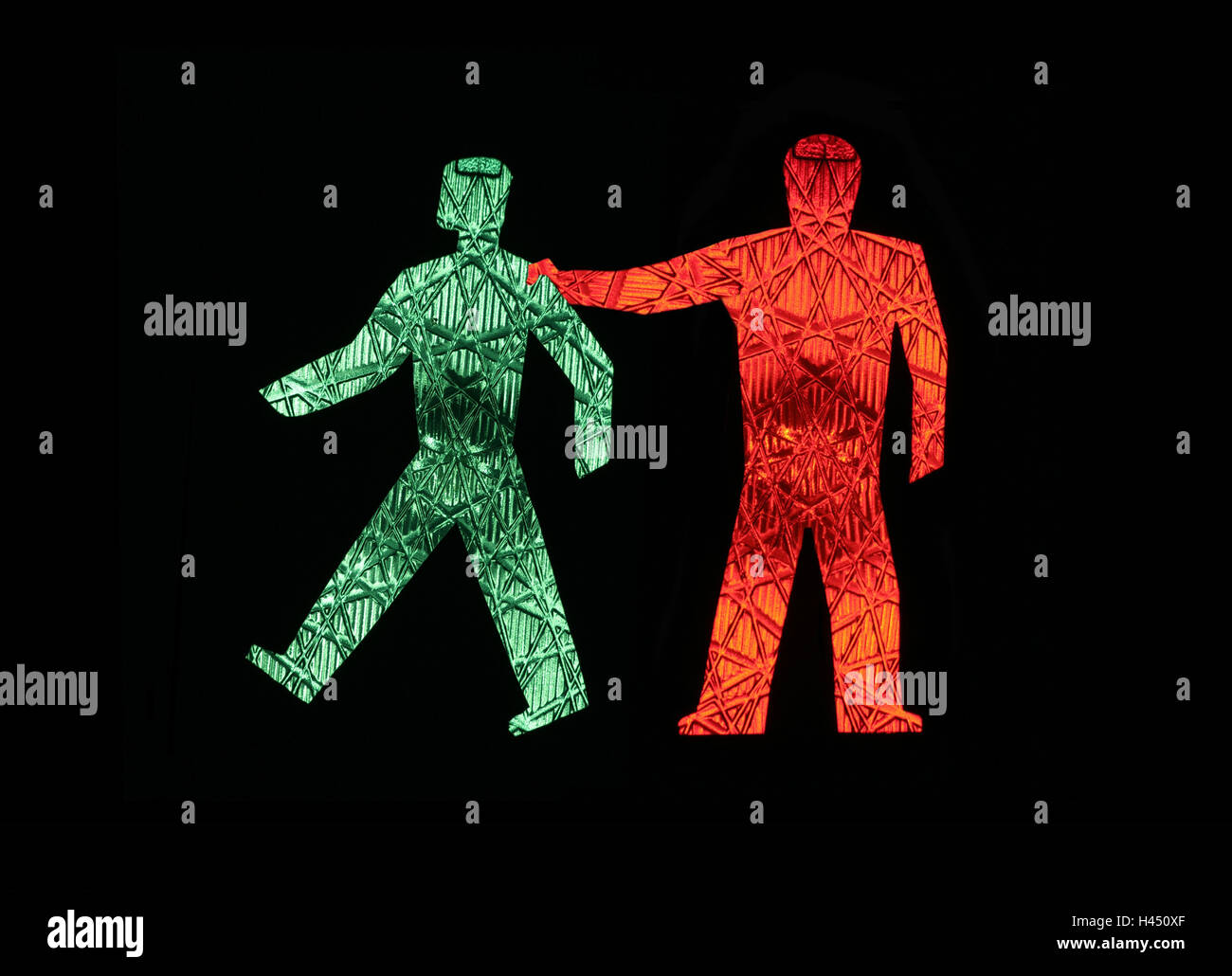 Semaforo piccoli uomini, due, rosso, verde, icona, stick, copia di spazi, ostacolare, fuggire, volo, pedonale Vai, stop, lotta, sfondo nero, radiosa, detenere, uscire, concezione, colleghi uomini, amicizia, partenariato, fury, lotta, aggressività, crisi, pr Foto Stock
