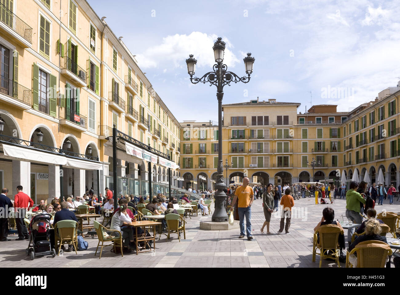 Spagna Baleari Maiorca, Palma de Mallorca, Città Vecchia, Placa Major, turisti, città, attrazione, destinazione, architettura, edifici, case, palazzi, portici, quadrato, street cafe, caffetterie, gli ospiti, persone, lanterna, estate, all'esterno, Foto Stock