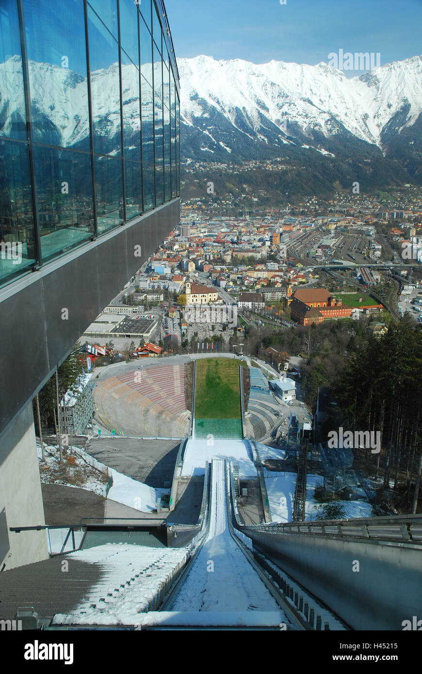 Austria, Tirolo, Innsbruck, Bergisel, ski-jumping stadium, ski-jumping, dettaglio cityscape, Karwendel, nevoso, città, vista montagna, montagne, mountain range, Neve, neve rimane, Nordkette, Karwenel, Solsteinkette, stadio stadio sportivo, Ski-jump, windowp Foto Stock