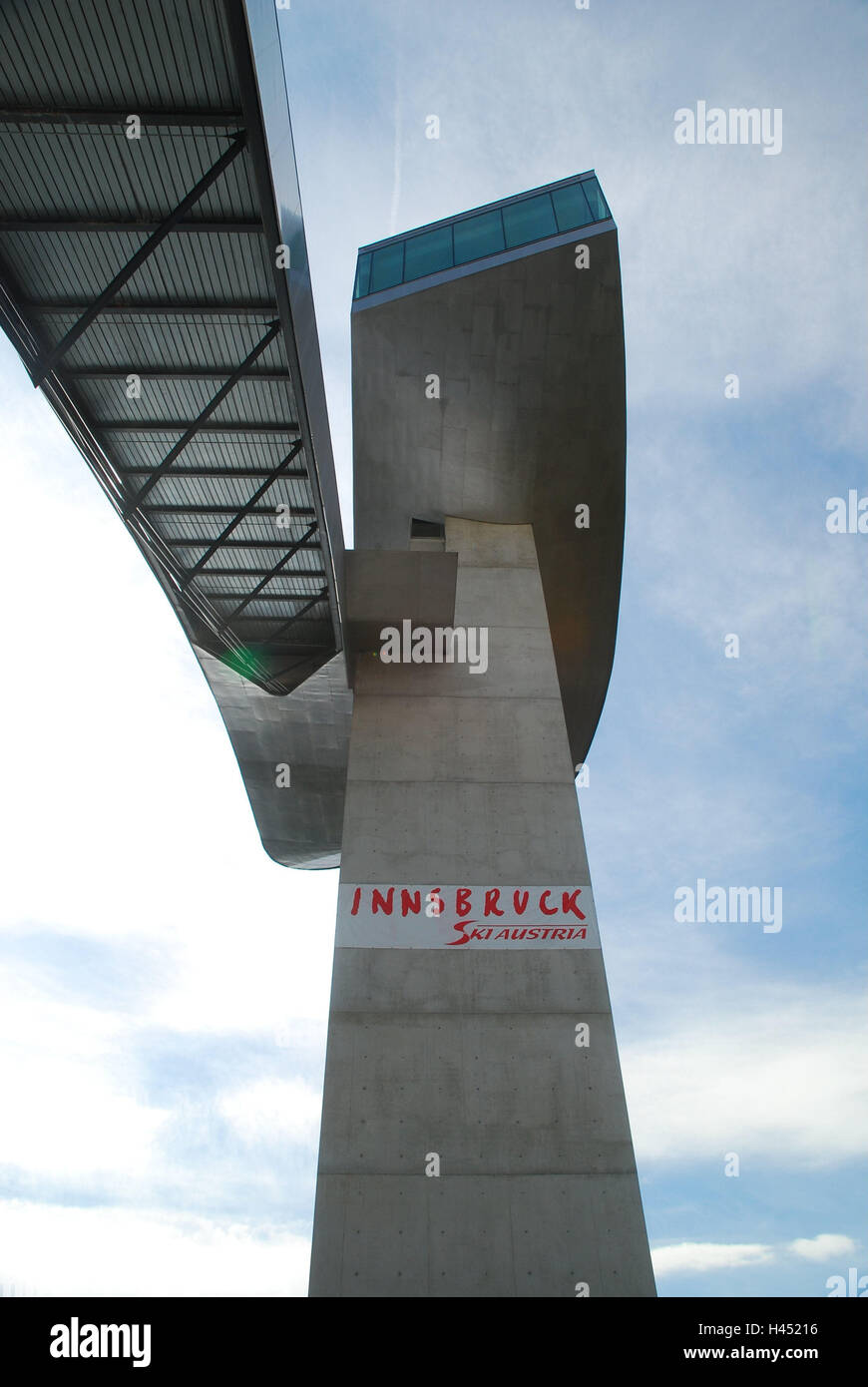 Austria, Tirolo, Innsbruck, Bergisel, ski-jumping stadium, tower edificio di nuova costruzione, prospettiva, città, architettura, sito sportivo, sport invernali, sci-jump, ski-jumping torre, di salto con gli sci, ski-jumping hill, Bergisel, Torneo delle quattro colline, panoramici, lookou Foto Stock