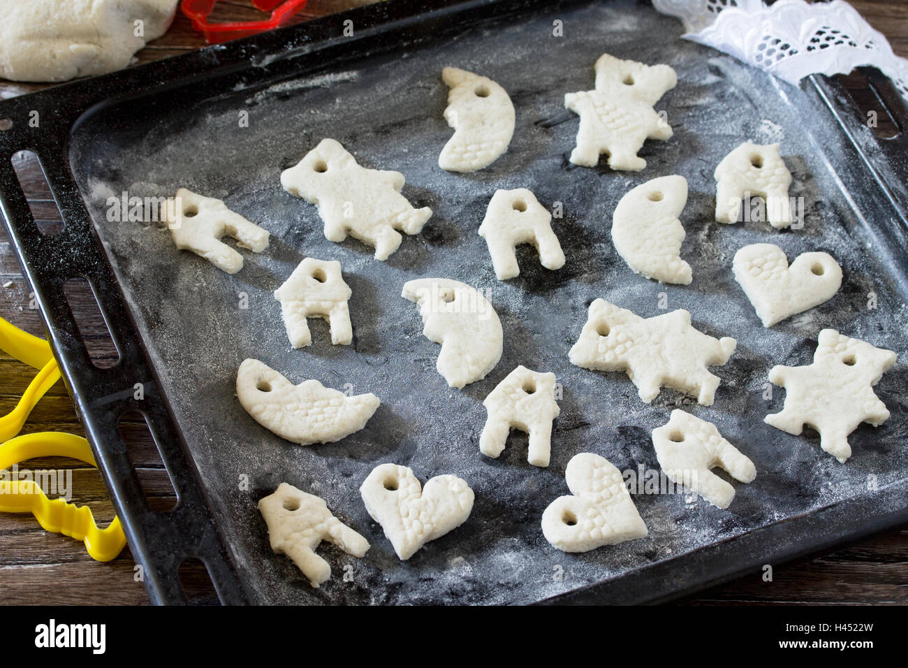 Decorazioni natalizie da pasta di sale. Per i bambini il progetto arte, artigianato per bambini. Foto Stock