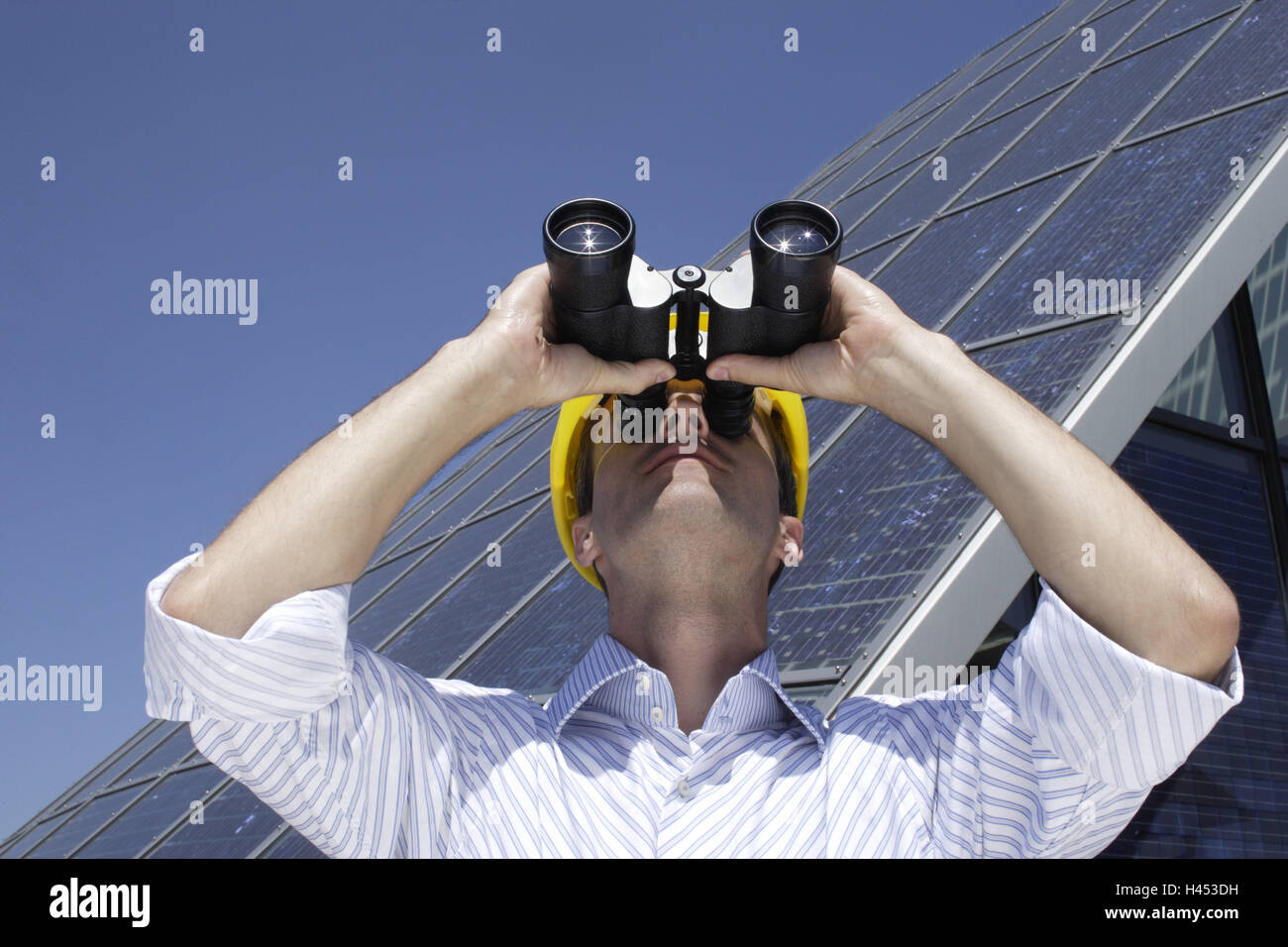 L'uomo, binocolo, casa solare, fuori, ritratto, Foto Stock