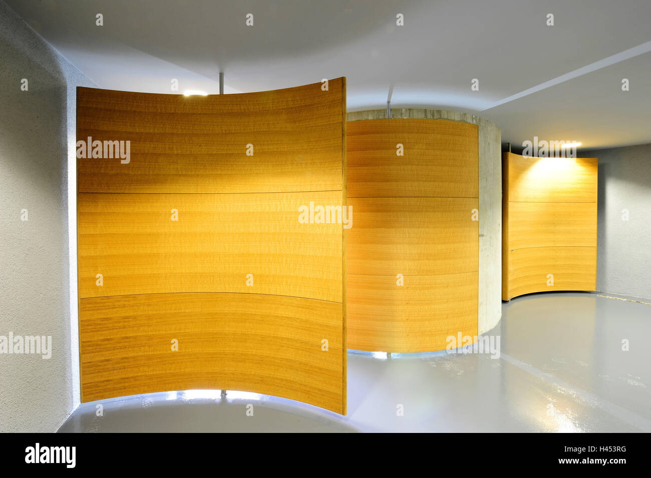 In Germania, in Baviera, Karwendelgebirge, natura centro informazioni, 'telescopio", showroom, all'interno, Germania meridionale, Alta Baviera, Mittenwald, alpi, architettura, natura-info center, 'Telescopio gigantesco', tubo, information center, attrazione turistica, in fase di costruzione, deserte, luci, pareti in legno, Foto Stock