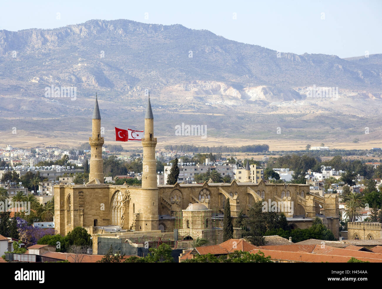 Cipro, Nicosia, Turco, Cityscape, Selimiye moschea, bandiere, montagne, Foto Stock