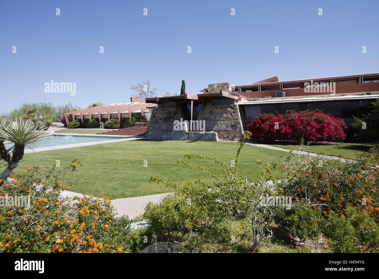 Gli Stati Uniti, Arizona, Scottsdale, Taliesin west, giardino, Nord America, destinazione, luogo di interesse, cultura, edificio, casa, giardino, prato, fuori, piante, deserte, cielo blu, senza nuvole, piscina, casa residenziale, studio trimestri invernali, architettura, Foto Stock