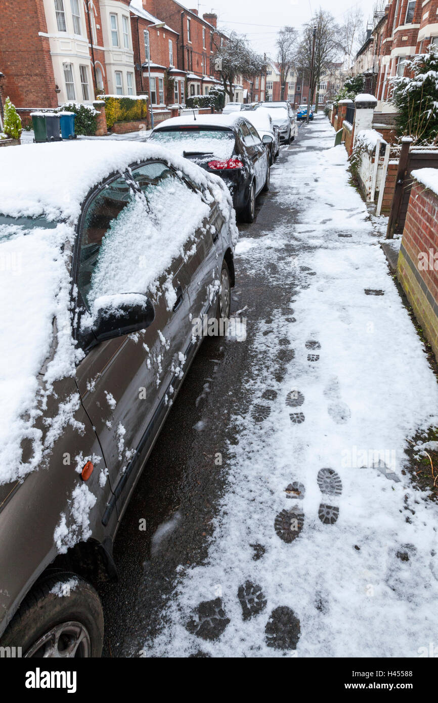 Una fredda giornata invernale dopo una leggera nevicata. Neve su una strada residenziale in inverno, Nottinghamshire, England, Regno Unito Foto Stock