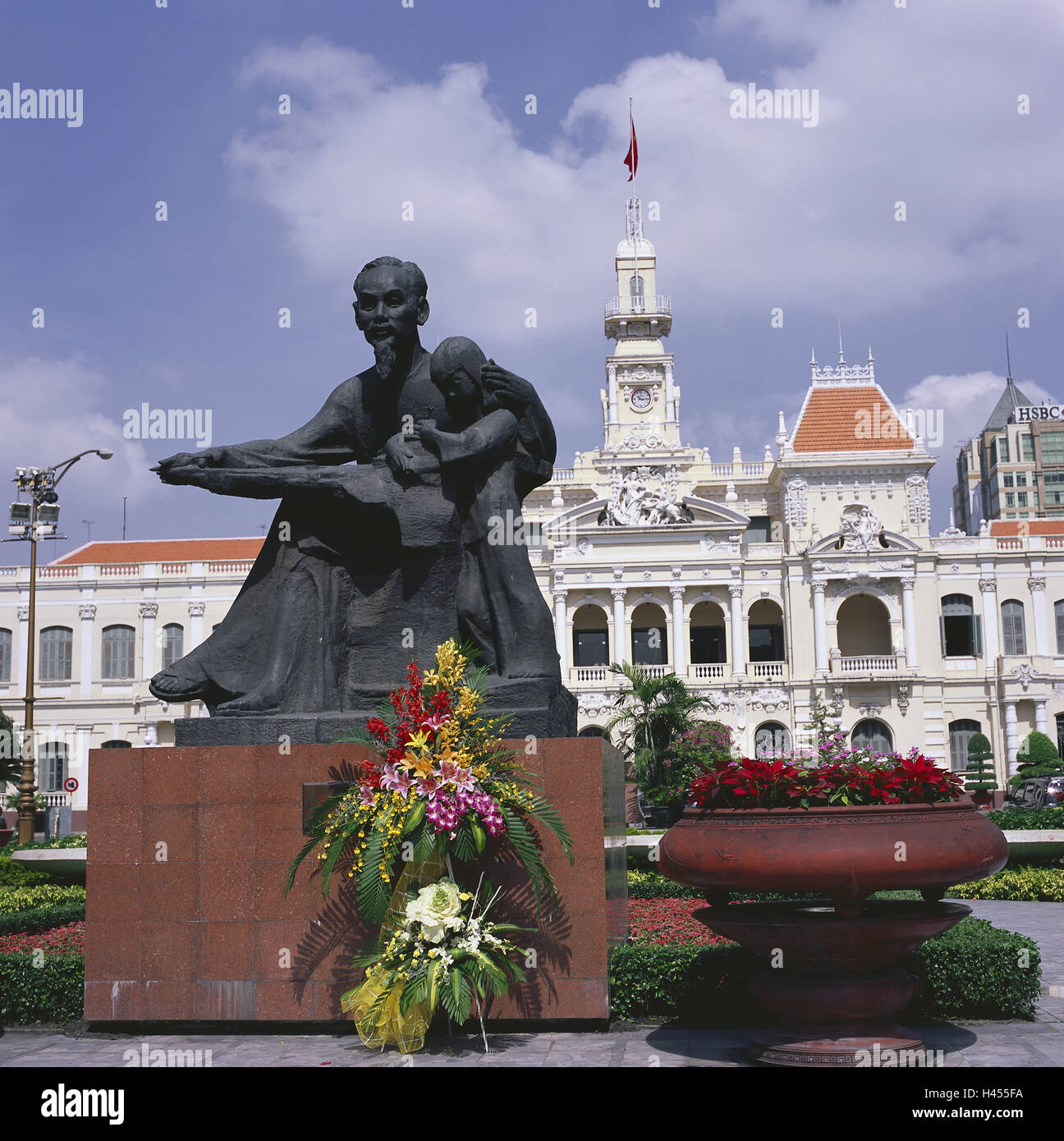 Il Vietnam, Ho Chi Minh City, monumento, fiori, alcuna proprietà di rilasciare, in Asia del sud-est asiatico, la città di destinazione, turismo, luogo di interesse, statua, Ho-Chi-Minh-Statue, Ho-Chi-Minh-Denkmal, edificio, architettura, esterno, deserte, Foto Stock