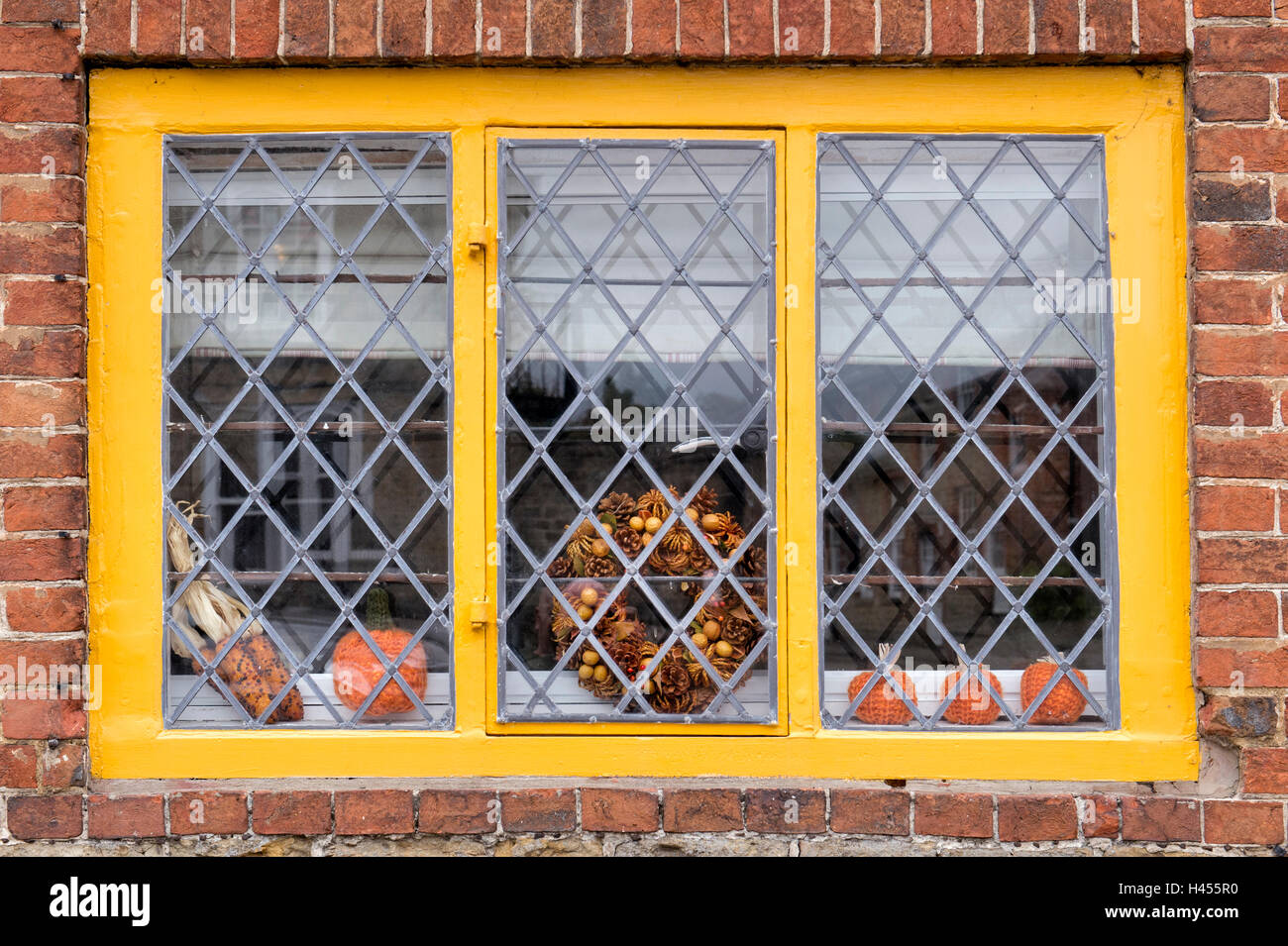 Autunno giallo a tema di allevamento finestra di casa. Sussex, Inghilterra Foto Stock