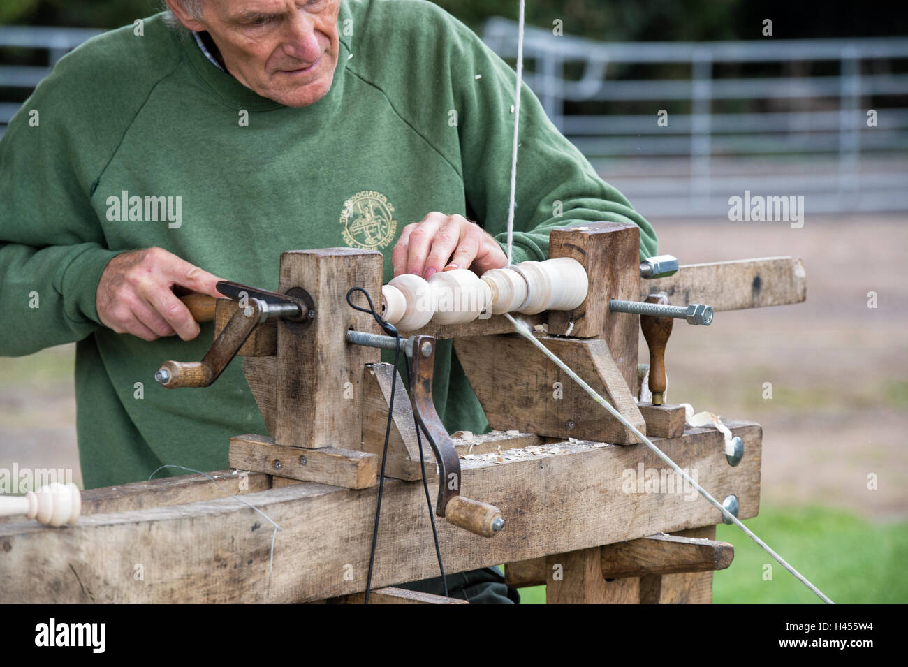 Polo uomo tornitura a Weald and Downland Open Air Museum, Campagna autunno mostra, Sussex, Inghilterra Foto Stock