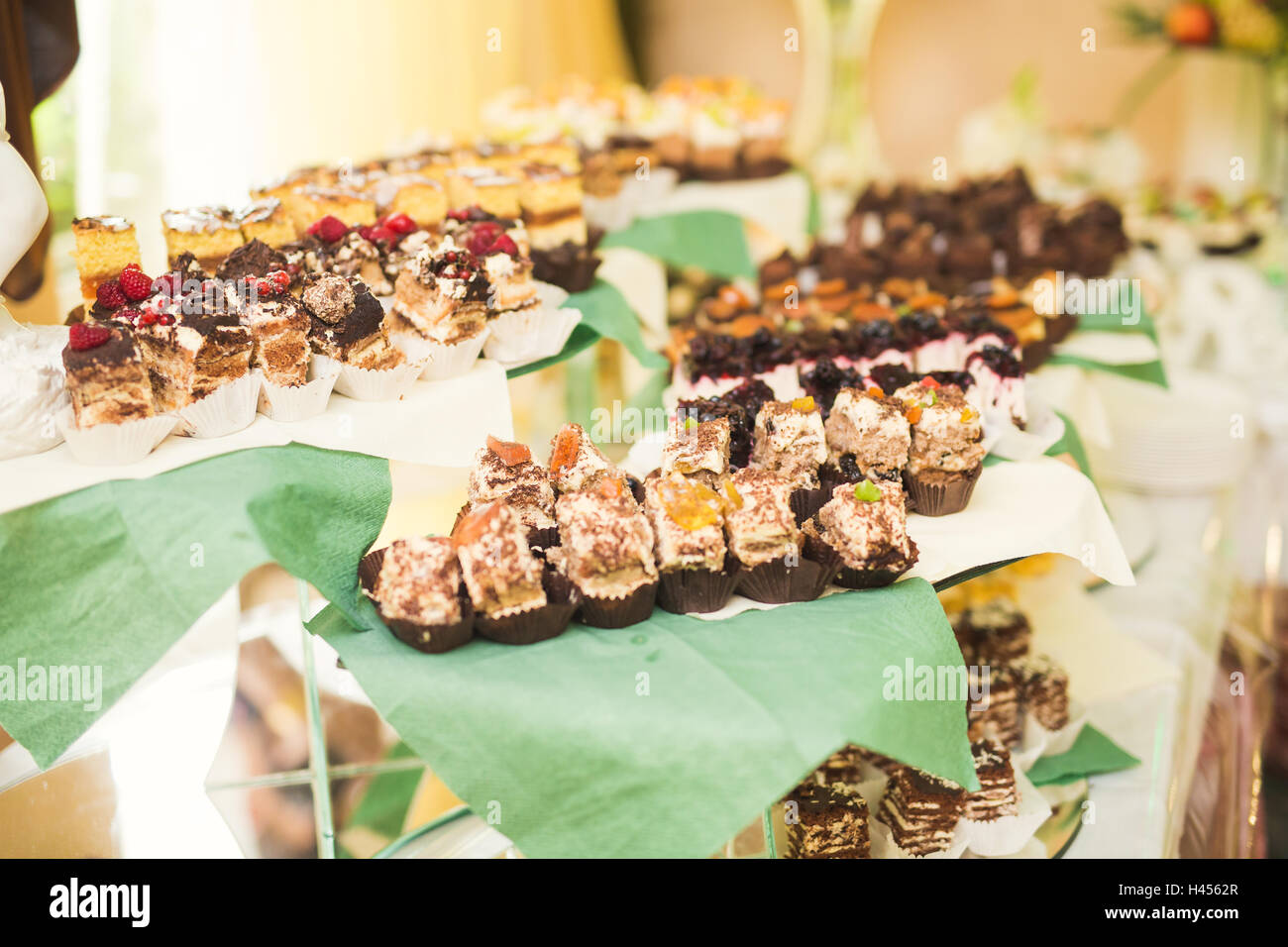 Deliziosi e gustosi dessert tabella con tortine scatti alla reception closeup Foto Stock