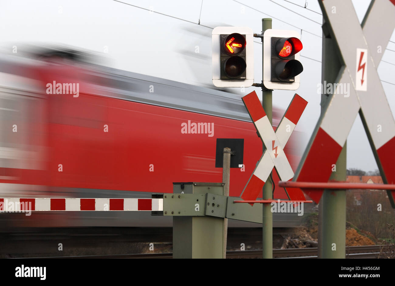 Passaggio a livello, croce di Sant' Andrea, semaforo rosso, treno, Foto Stock