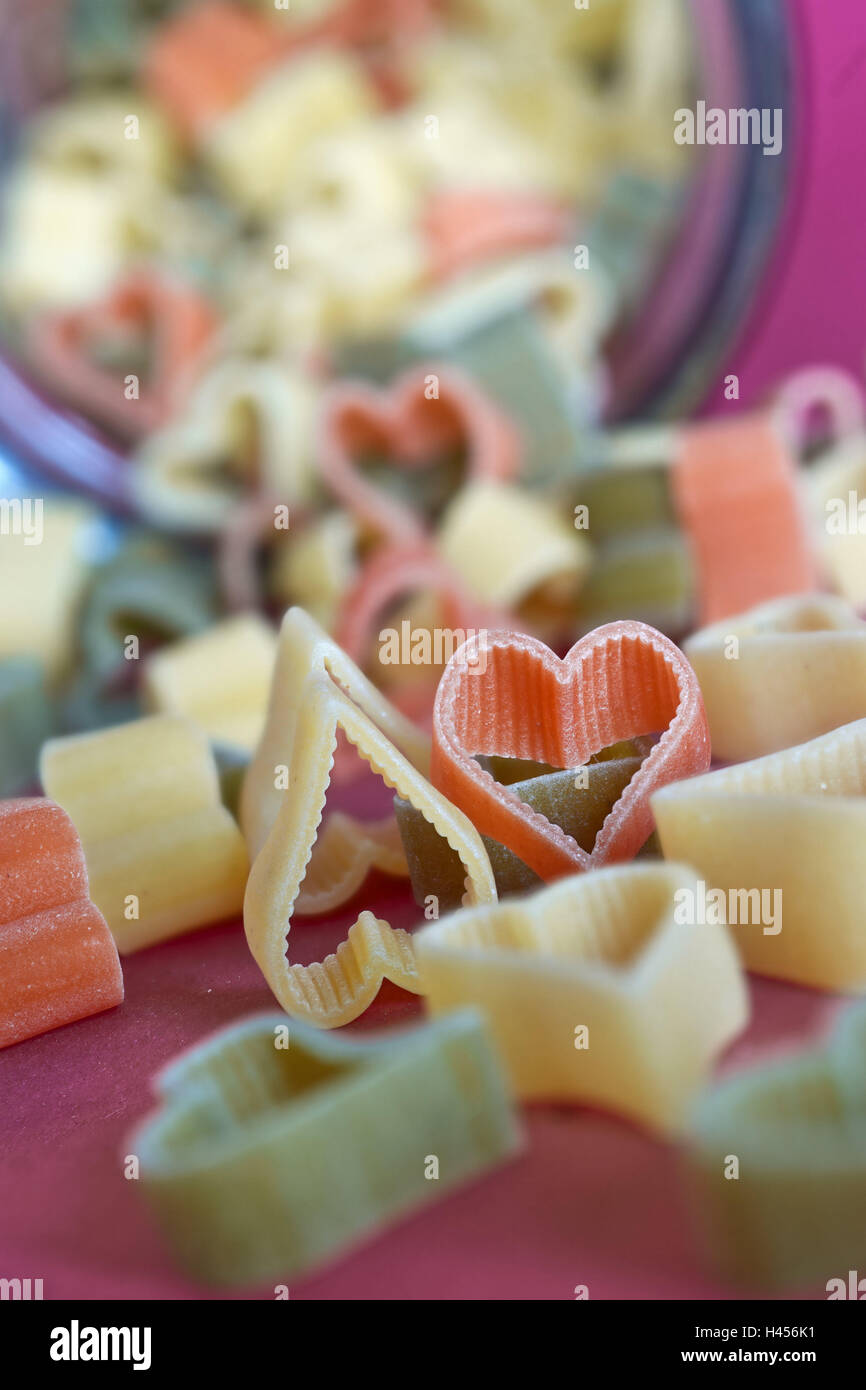 Tagliatelle, a forma di cuore, luminosamente, caso, vetro, ribaltato, caduto, forma, cuore, il cuore, il cuore forma, noodle vetro, pasta, pasta, pasta di Cuore, medium close-up, Foto Stock