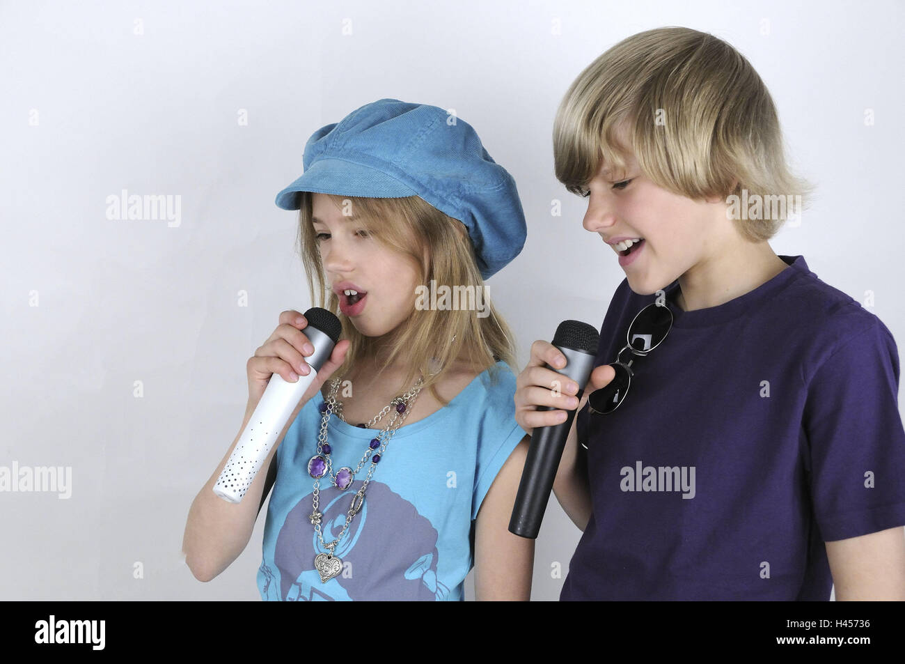 Le ragazze, boy, karaoke, persona, fratelli, figli, microfoni, cantare,  divertente, bambino karaoke, musica, movimento, concentrazione, divertente,  cap, copricapo, turchese, collana, occhiali da sole Foto stock - Alamy