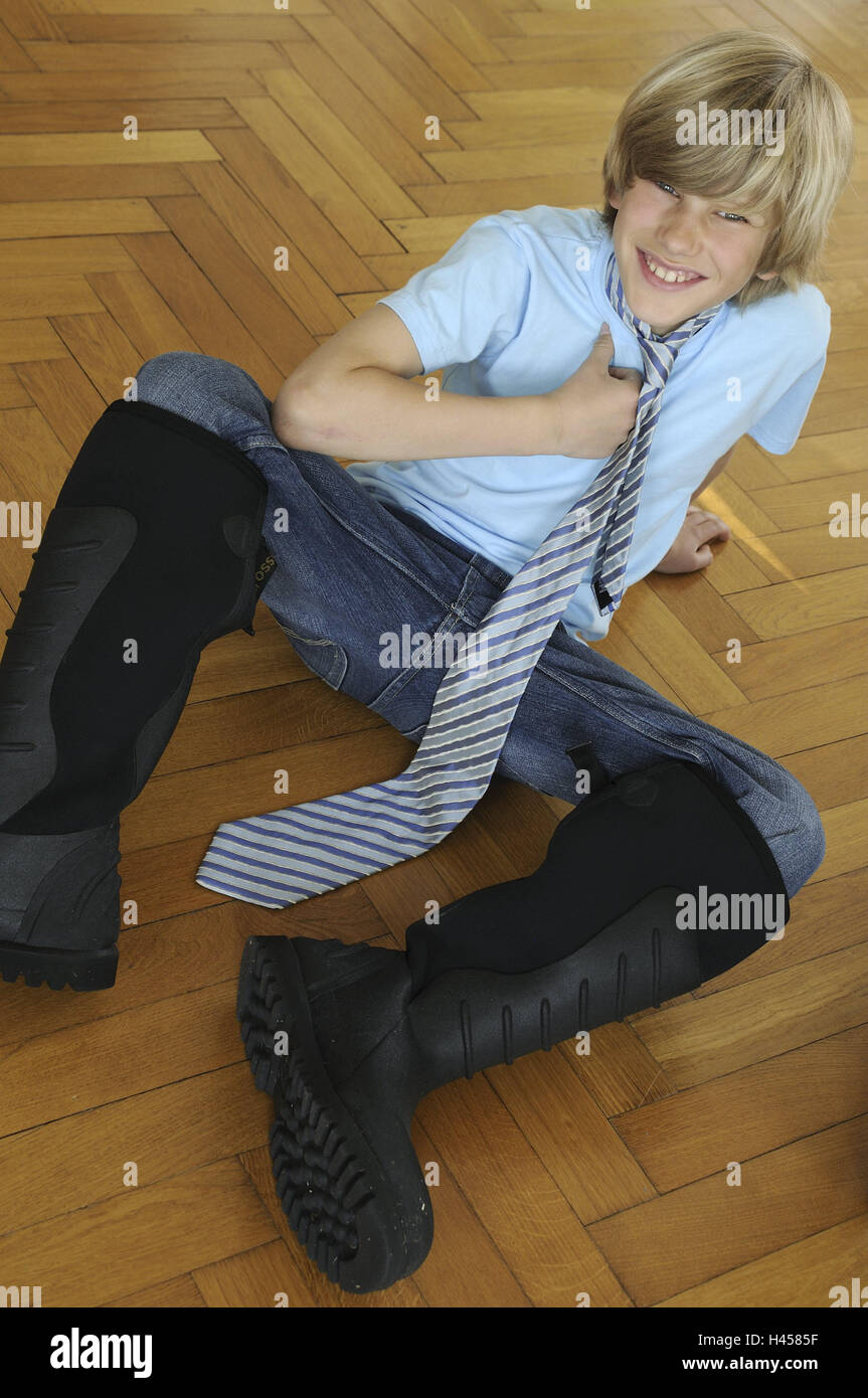 Il ragazzo, 12 anni, visualizza fotocamera, massa, sedersi, dress up wellington, persone, bambino, tie, boot, play, sedersi, essendo adulti, Foto Stock