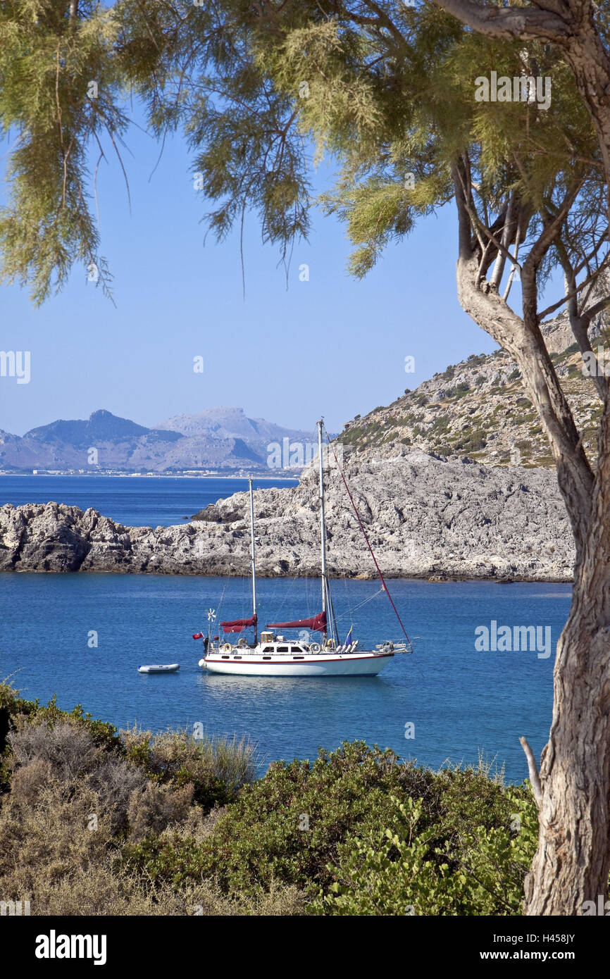 L'Europa, Sud, Europa, Grecia, isola di Rodi, east coast, di una nave a vela ancore di fronte alla baia di Ladiko, Foto Stock