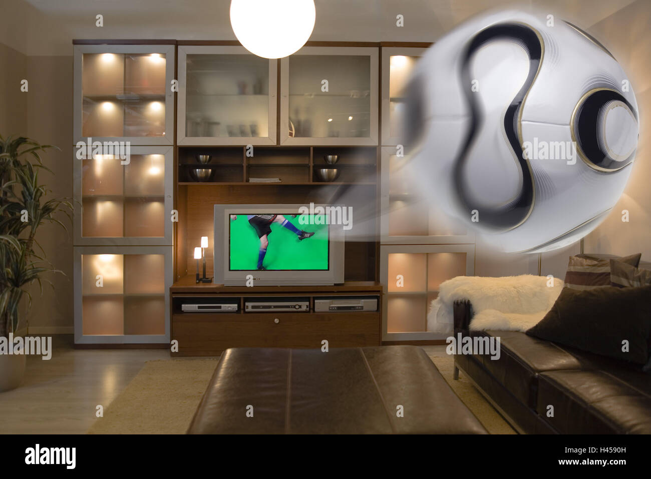 Armadio a parete, TV, di calcio, di trasferimento di giocatori, Shot, palla, salotti,, [M], alcuna proprietà di rilascio, privatamente in casa, Lifeübertragung, mitfiebern, riprese TV, sport, trasferimento di giocatori di calcio, calcio, simbolo, pelle-vicino, sport, hobby, tempo libero, WM, Fußball-WM, Bundesliga,, Foto Stock