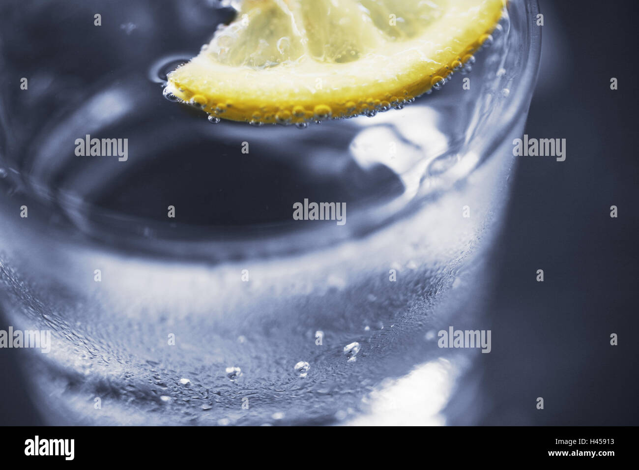 Bicchiere di acqua, fetta di limone, close up, cibo, vetro, soft drink, bere alcol-free, acqua, acqua minerale, acqua potabile, raffreddato, peperoncino, limone, rinfrescante, ristoro, come dissetante, dettaglio ancora in vita, Foto Stock