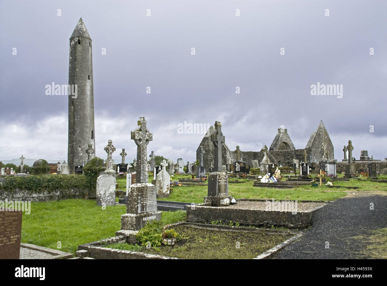 Irlanda, Kilmacduagh, chiostro pianta, round tower, il cimitero Connacht, Galway, fermentazione, il chiostro, la rovina, chiostro rovina, Torre, cattedrale, Chiesa, chiesa di pietra, Tomba, tombe, croci, croci in pietra, Religione, deserte, cielo, cloudies, Foto Stock