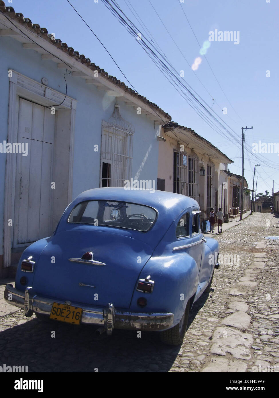 Old-timer, Dodge, lane, Trinidad, Cuba, meta di vacanza, destinazione dei Caraibi, turismo, vacanze, street, scene di strada, autovetture, auto, street cruiser, vecchio fanale posteriore, persona, bambini, scuola bambini, Cubani uniformi scolastiche, vista posteriore, terrazza, case, case, ciottoli, le linee di alimentazione di potenza, Foto Stock