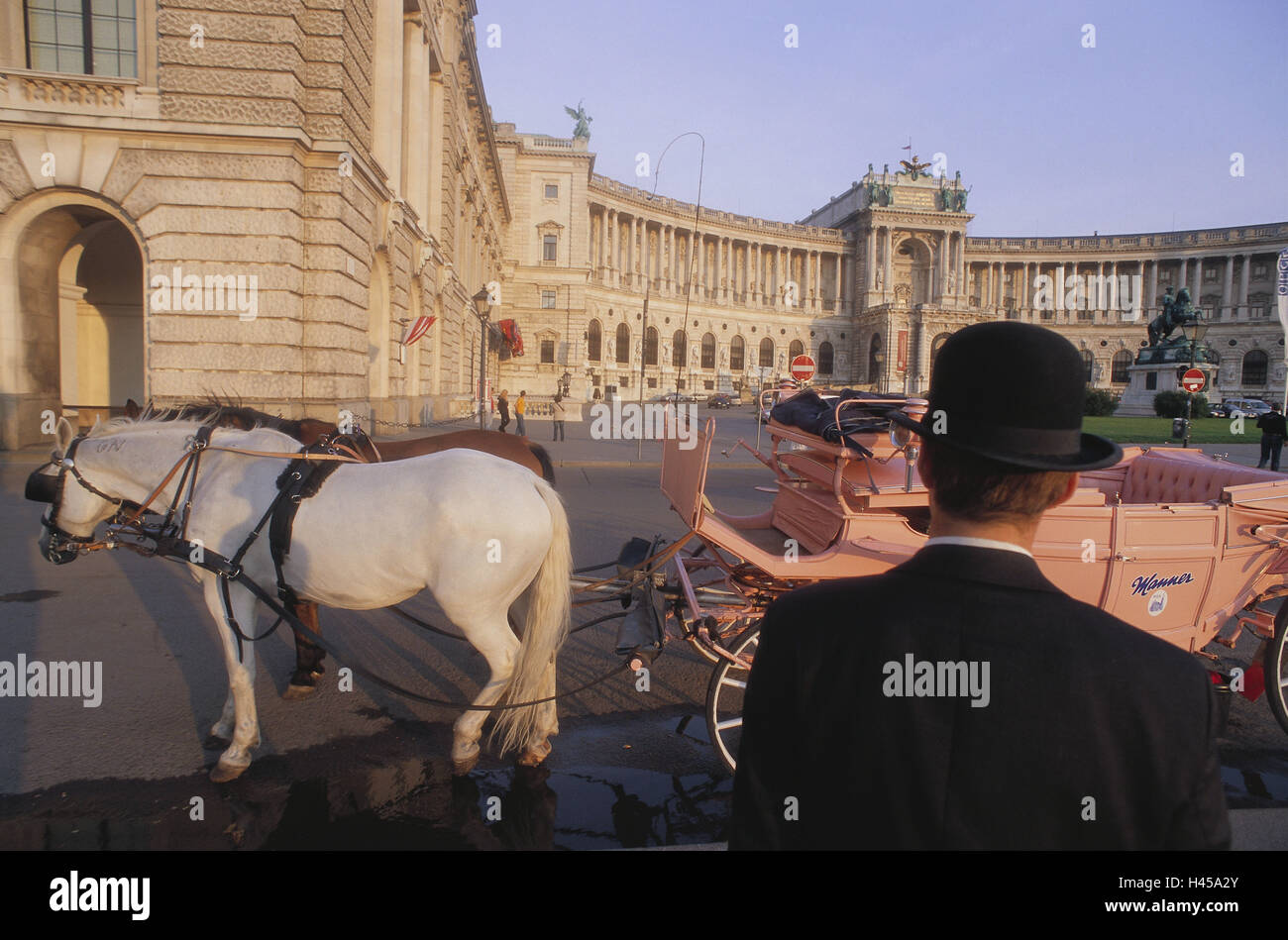 Austria, Vienna, spazio eroico, nuovo Hofburg, cabina, cocchiere, capitale, città culturale, edifici complessi, edificio, struttura, architettura, stile architettonico, splendore la costruzione, spazio, luogo di interesse del cavallo, carrello carrello, cabina, tour della città, il carrello di viaggio del cavallo viaggio carrello, visite turistiche, destinazione, turismo, persona, esterno, Foto Stock