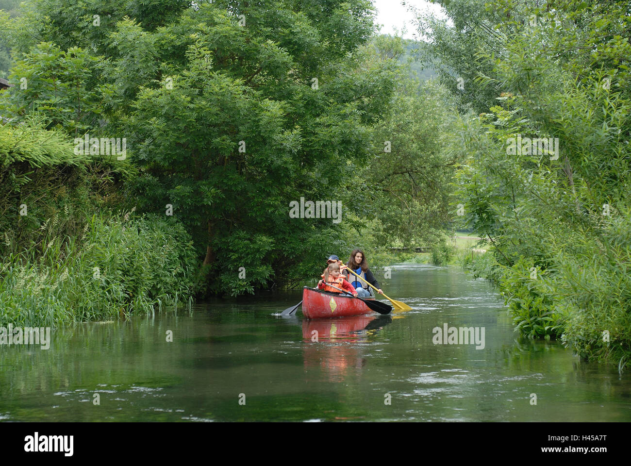 Germania Baden-Wuerttemberg, fiume, madre, figli, canoa, Foto Stock