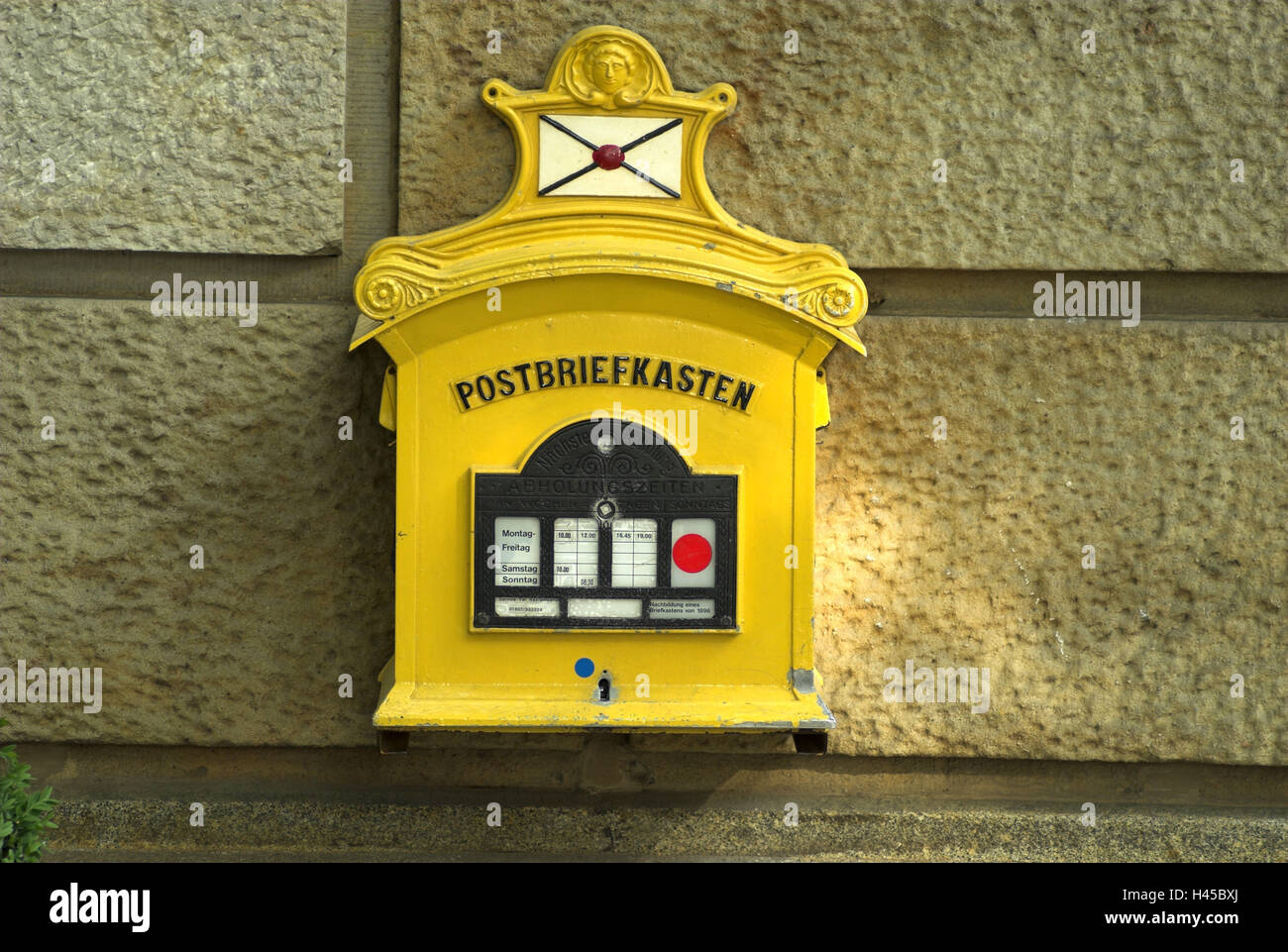 La parete esterna, cassetta postale, storicamente, giallo Foto Stock