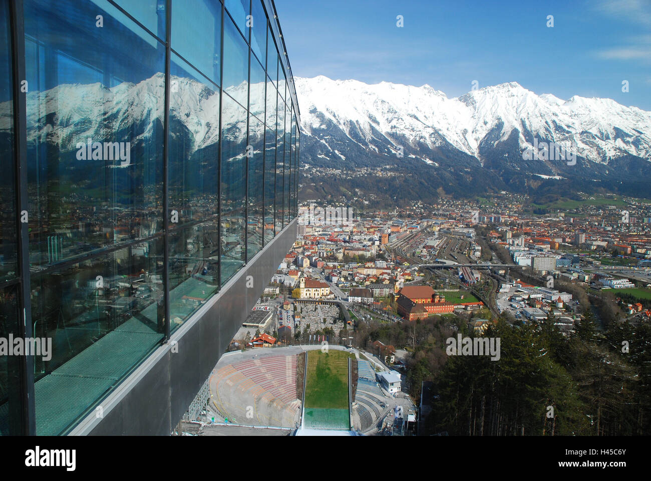 Austria, Tirolo, Innsbruck, montagna Isel, ski jump stadium, di salto con gli sci, dettaglio, vista città, Karwendel, nevoso, città, vista montagne, montagne, mountain range, Neve, neve avanzi, nord catena, Karwendelgebirge, sol stone catena, Stadium, stadio sportivo, di salto con gli sci, vetri, Foto Stock