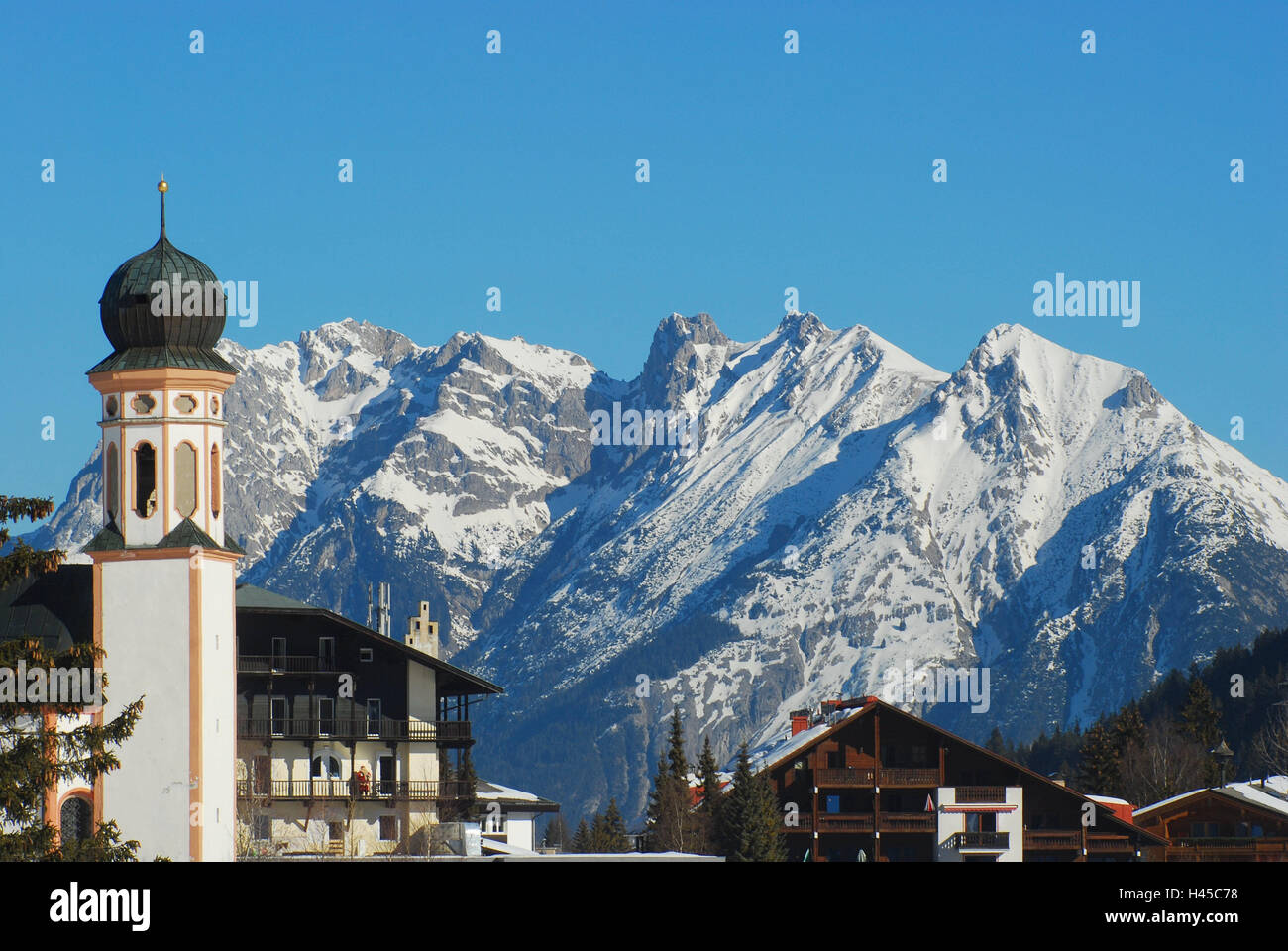 Austria, Tirolo, campo di mare, Seekirchl, montagne, Reitherspitze, inverni, Nordtirol, località turistica, destinazione sport invernali luogo, luogo, turismo, alpi, montagne, neve, case, architettura, chiesa, Steeple, punto di riferimento, la fede, la religione, il cristianesimo, Foto Stock