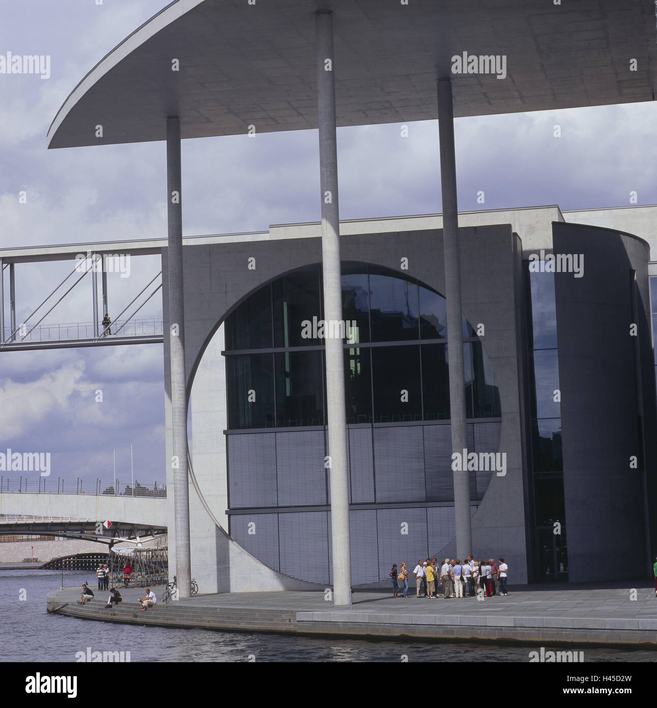 Germania, Berlino, il Bundestag, Marie-Elisabeth-Lüders-Haus, dettaglio, turistico, il fiume Sprea, l'Europa, la città capitale, luogo di interesse, Spree bow, quartiere governativo, bridge, architettura, edilizia, Lüdersblock, cemento esposte, rotunda, il Parlamento library, libreria, persona, esterno, Spree shore, finestra rotonda, pilastri, Foto Stock