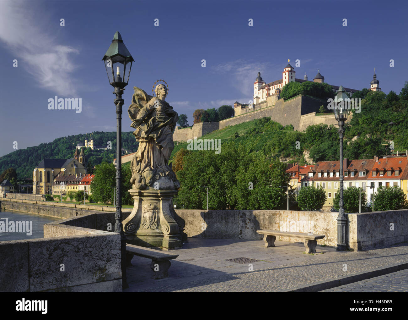 In Germania, in Baviera, Wurzburg, vecchio ponte principale, statua, sfondo, feste Marien di montagna, Germania meridionale, città e luogo di interesse, case, palazzi, architettura, ponte, figura, sella, lanterne, castello fortezza, Foto Stock