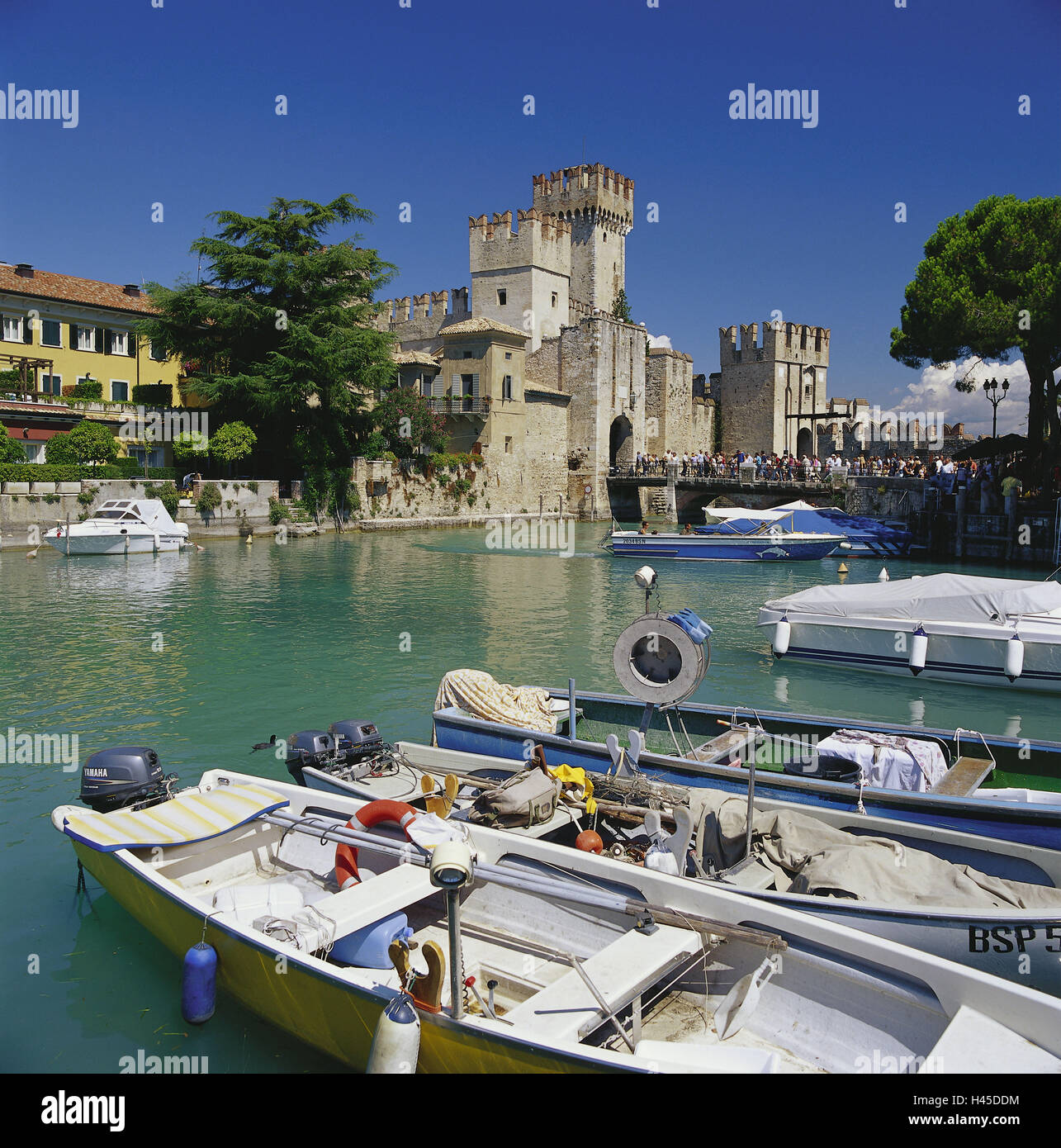 L'Italia, Lombardia, Sirmione, Castello Scaligero, gardasee, stivali, Italia settentrionale, destinazione, destinazione, luogo di interesse, castello fortezza, struttura, architettura, bacino portuale, pontili, barche da pesca, turisti, persone umane, coda Foto Stock